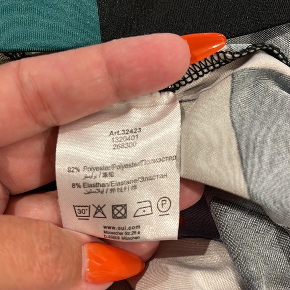 Oui Collection MIDI V-Neck MIDI Dress in an asymmetrical Print with Belt. - Picture 9 of 12